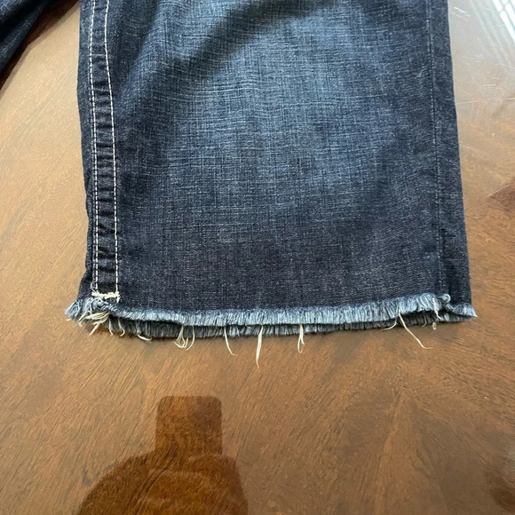 True Religion beautiful men’s shorts back packets with buttons. - Picture 7 of 16